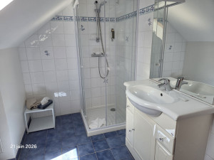 Photo de galerie - Salle de bain soigneusement nettoyée, offrant un espace propre et accueillant. Chaque détail est vérifié pour garantir le confort et la satisfaction.