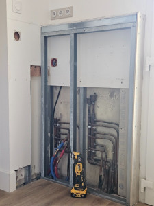 Photo de galerie - Coffrage d'une nourrice de chauffage et déplacement de prises électriques et interrupteur 