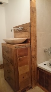 Photo de galerie - réalisation complète d'une salle d'une petite salle de bain en anglettre , fabrication du meuble vasque,carrelage et faiences