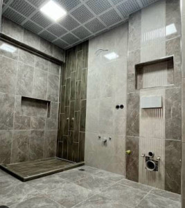 Photo de galerie - Réalisation de carrelage intérieur et extérieur, pose précise, alignement parfait et finitions propres.