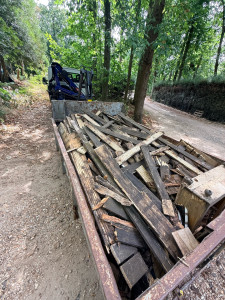 Photo de galerie - Pose de benne pour évacuation de bois de terrasse.