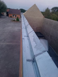 Photo de galerie - Création chéneau en zinc .