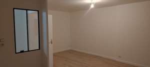 Photo de galerie - Après, 
appartement refais a neuf , enlèvement de la tapisserie, ratissage des mur et des plafonds , ponçage a la girafe, mise en peinture 3 couche .
pose de sol stratifié.