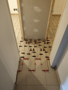 Photo de galerie - Pose carrelage imitation parquet 