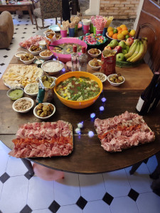 Photo de galerie - Apéro dinatoire créé pour 15 personnes pour un weekend prolongé de 4 jours, des mets ont été créés pour tout le long du séjours ainsi que des desserts différents selons les envies et besoins du client. 