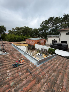 Photo de galerie - Création d’un chéneau en queue de billard, couloir en zinc et bandeau agrafé pour une finition propre et durable pour cette extension 