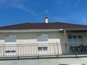 Photo de galerie - Rénovation de sous toiture remplacement de gouttières et application d’une  peinture sur le toit