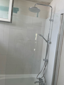 Photo de galerie - Joint de carrelage posé de colonne de douche plus pose de parois de douche chantier terminé 