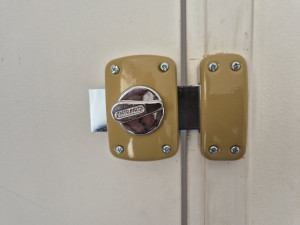 Photo de galerie - Pose de verrou sur porte de chambre