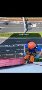 Photo de galerie - Nettoyage d’une enseigne en accès difficiles 