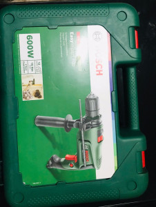 Photo de galerie - Équipé d’une perceuse professionnelle pour réaliser vos travaux rapidement et proprement (fixations, étagères, tringles, etc.