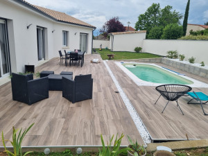 Photo de galerie - Création de piscine et terrasse en carrelage sur plot 