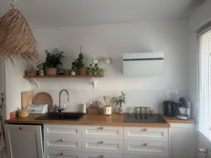 Photo de galerie - Après dégât des eaux, réfection d’un mur de cuisine, en enduit, croisé suivi d’une couche d’impression, révision et deuxième couche de peinture velours 