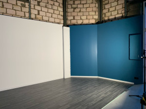 Photo de galerie - Réalisation d’un show room , pose du ba13 , peinture et parquet 