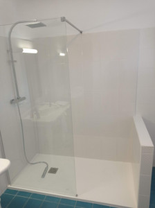 Photo de galerie - Rénovation : remplacement baignoire par une douche complète 