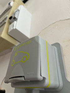 Photo de galerie - Installation d’une prise renforcée « Green’Up » et d’un coffret 2 modules pour le disjoncteur différentiel. 