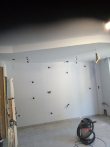 Photo de galerie - Pose de bande et ratissage  et Ponçage et peinture  pour  une première  couche de peinture. 