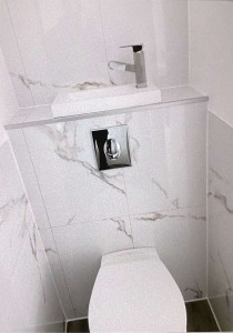Photo de galerie - Wc avec un petit lave main au dessus s’il manque de place et pour aussi économiser de l’eau 