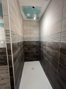 Photo de galerie - Création en placo mur et plafond +cloison pour salle de bain avec pose faïence
