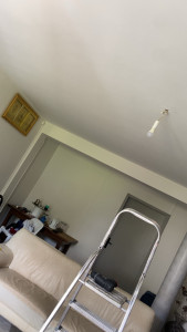 Photo de galerie - Installation lustre en cristaux (avant)