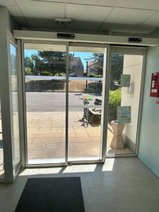 Photo de galerie - Pose d'une porte piétonne automatique pour lettrée d'un HEPAD
