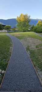 Photo de galerie - Renouvellement du chemin pose de bordure en bois + pose de gravillon gris.