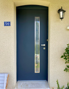 Photo de galerie - Pose de porte en aluminium avec finition 