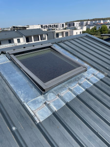 Photo de galerie - Abergement zinc sur Velux toiture de type bac acier 