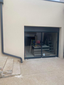 Photo de galerie - Pose d’une baie vitré pour remplacer porte de garage 