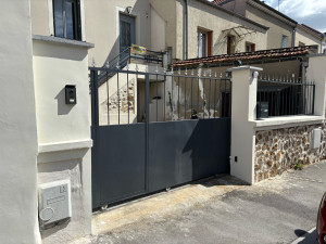 Photo de galerie - Modification, réfection d’un façade avec une réalisation sur mesure d’un portail avec portillon en fer forgé. portail fabriqué et peint sur place