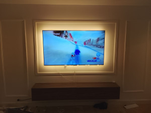 Photo de galerie - Montage des moulures + meuble TV 
