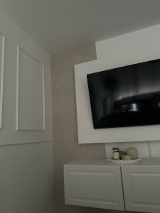 Photo de galerie - Conception d’un décor télé plus pose de moulures sur le mur