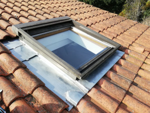 Photo de galerie - Entourage de Velux en zinc sur mesure