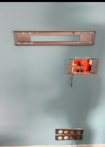 Photo de galerie - Fixation tv murale avec encastrement des boîtiers électriques 
