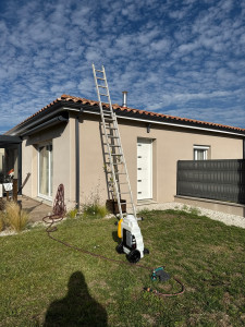 Photo de galerie - Demoussage de toiture par traitement produit 2en1 anti mousse et hydrofuge 