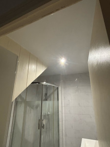 Photo de galerie - Reprise d’enduit + mise en peinture d’un plafond ✨