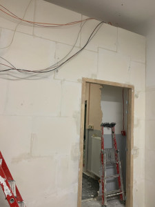 Photo de galerie - Création d’une cloison en carreau de plâtre et scellement de la porte coupe feu au tribunal de pertuis 