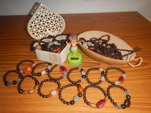 Photo de galerie - Création bracelets en graines des îles