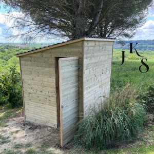Photo de galerie - Cabanon en bois sur mesure. 
Réalisation d’un abri de jardin en bois sur mesure : structure, charpente et habillage complet. Conception robuste, esthétique et parfaitement intégrée à l’environnement.