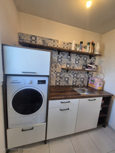 Photo de galerie - Pose d'une buanderie choisie par le client avec adaptation de la plomberie pour pose de l'évier