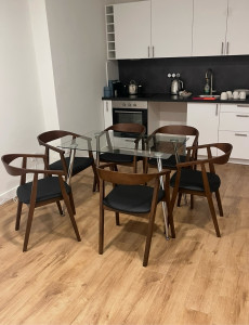 Photo de galerie - Montage de la table et des chaises.