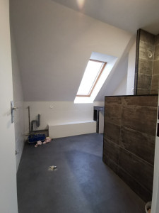 Photo de galerie - Salle de bain en rénovation: baignoire installée, carrelage posé avec soin
chantier propre
travail sérieux et maitrisé