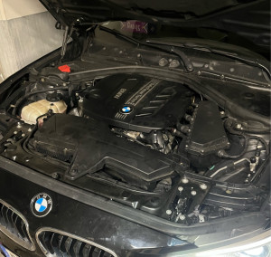 Photo de galerie - BMW série 3 118d : remplacement durite d’eau 