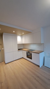 Photo de galerie - Pose d'une cuisine avec intégration du compteur électrique et gaine technique VMC