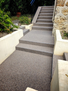 Photo de galerie - Et oui, la moquette de pierre se pose aussi sur les escaliers ! Elle offre un rendu moderne, est antidérapante, très résistante et s'adapte parfaitement aux marches, qu'elles soient en béton ou correctement préparées.