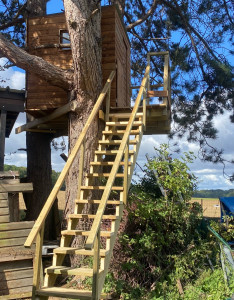 Photo de galerie - Cabane perchée avec accès escalier 