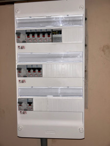 Photo de galerie - Après rénovation tableau ancien, reste plus que à mettre un cache et étiquettes repère des différents circuits alimentés 