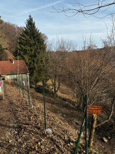Photo de galerie - Pose de 80 m de clôture souple en terrains difficiles (pente) 
