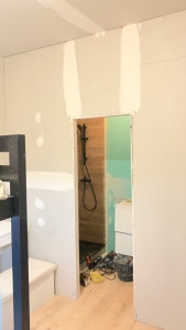 Photo de galerie - Travaux de plomberie pour création douche , pose du bac et faïence.
