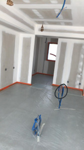 Photo de galerie - Réalisation des enduits et ponçage pour finitions. 